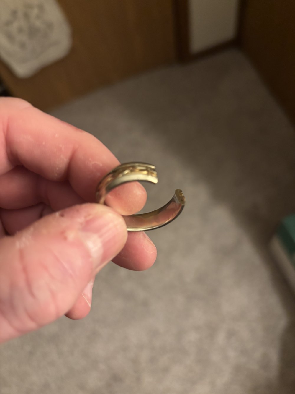 The snapped wedding ring